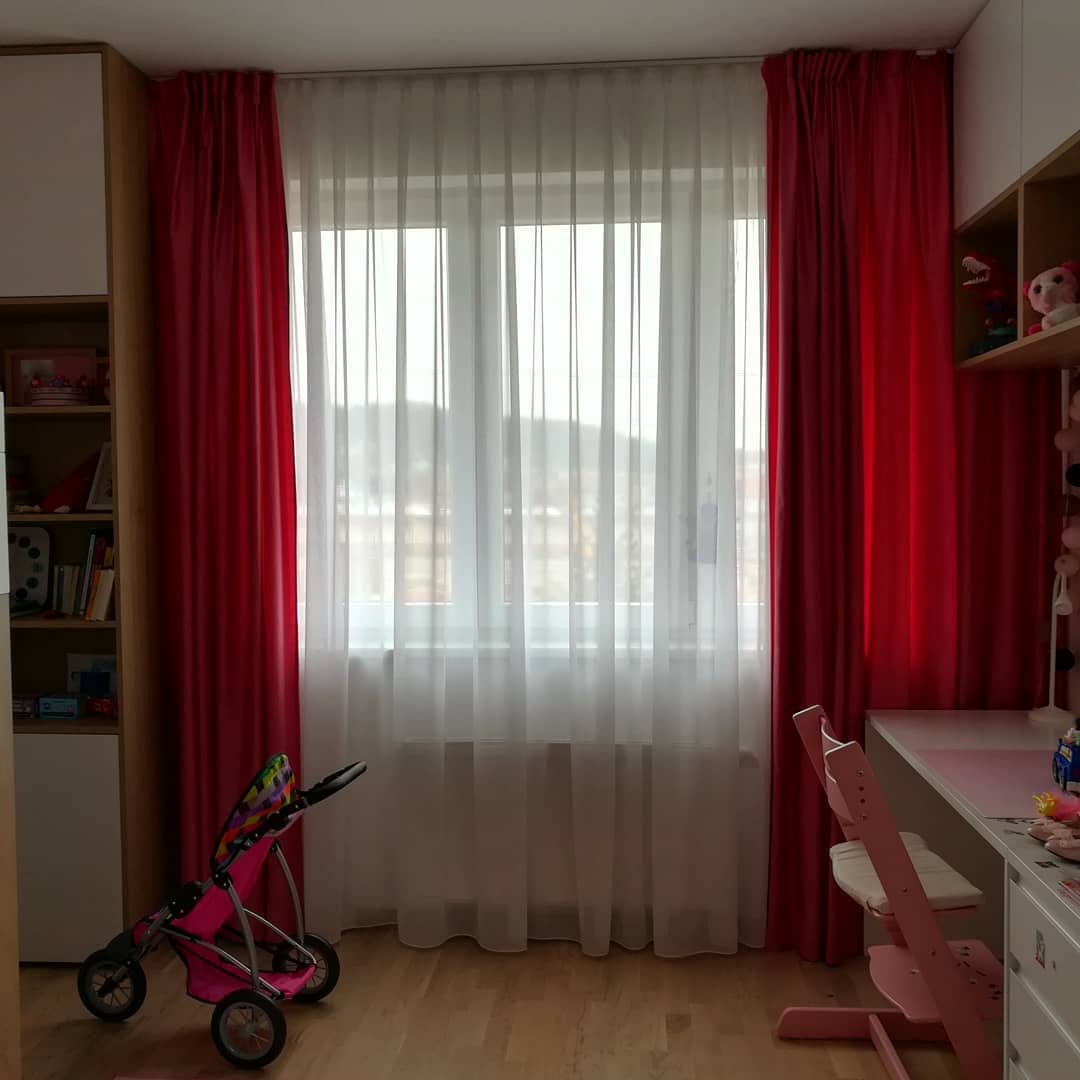 Vzdušná záclonovina v několika odstínech