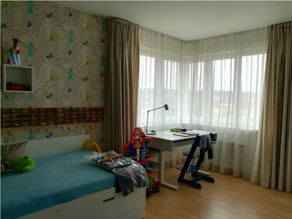 Vzdušná záclonovina v několika odstínech
