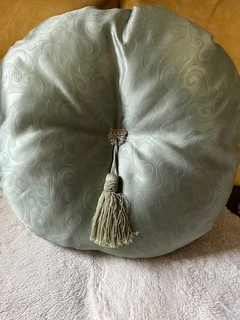 Kulatý polštář se střapcem, Futon