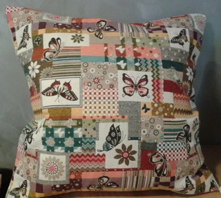 Krásný polštářek 45x45 cm s motýlky patchwork
