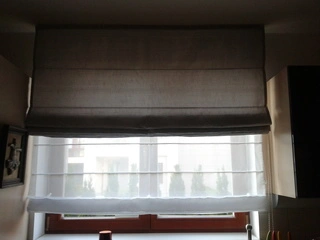 Rolety dvojité ze záclonoviny a dekoračky