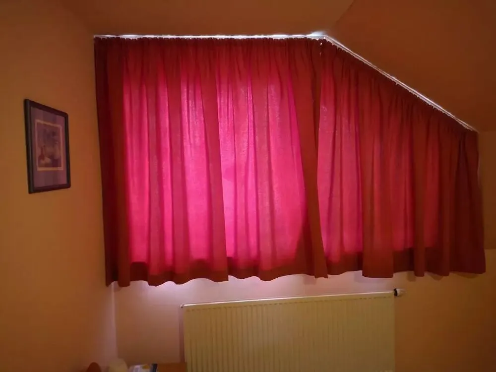 Atypické okno se záclonou a závěsem