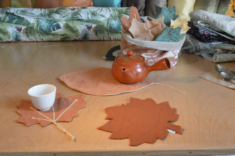 Režné ubrousky a prostírky ve tvaru listu