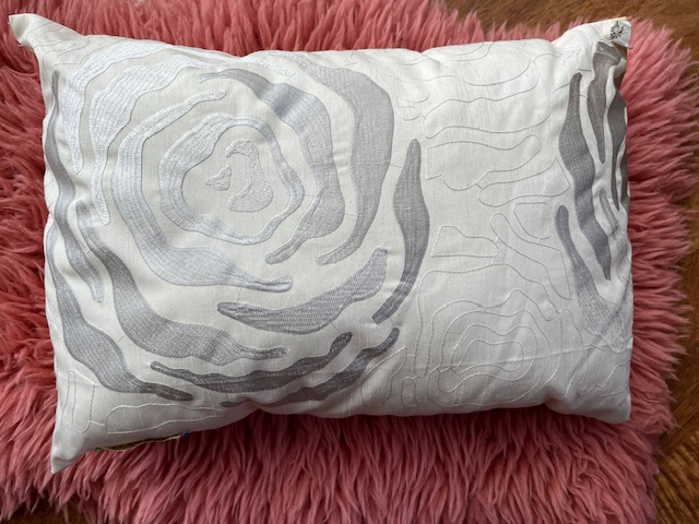 Polštářek výšívaný s výplní