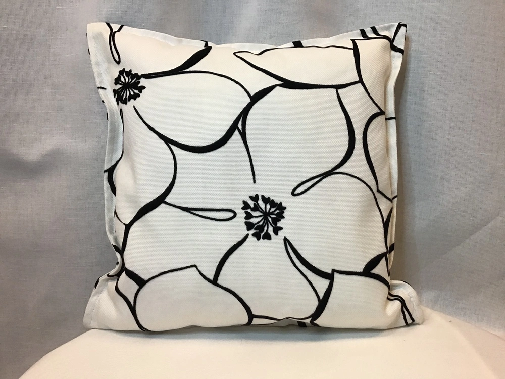 Černobílý polštář 50x50 cm s lemem