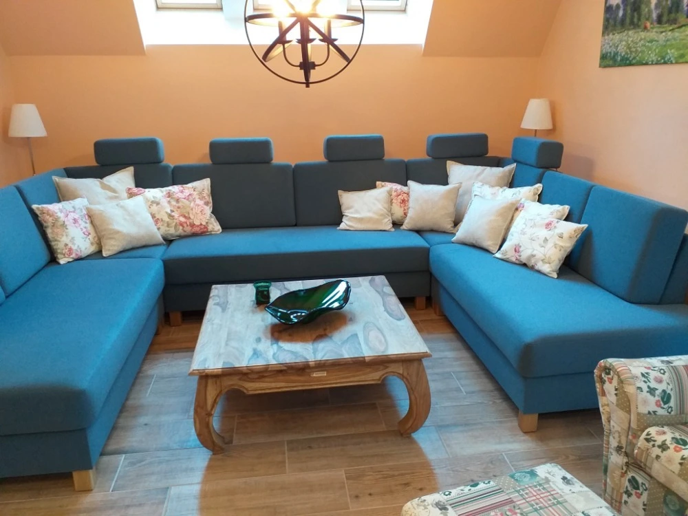 Dekorační polštář s ozdobným krajem