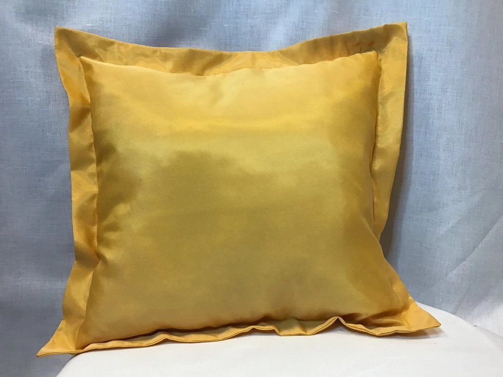 Elegantní polštářek lesklý s 3 cm lemem