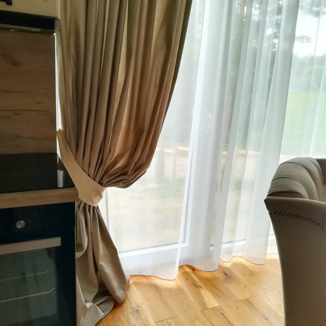 Dekorační látka výšivka na taftu