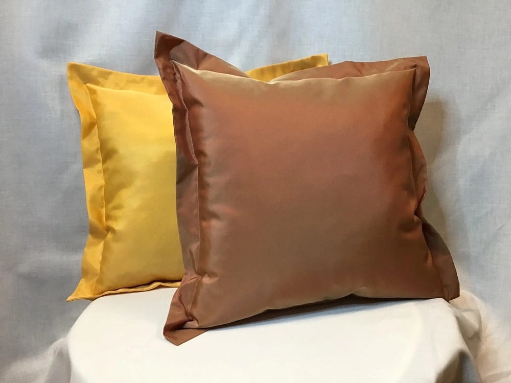 Elegantní polštářek lesklý s 3 cm lemem