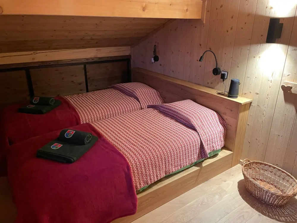 Dekorační látka červená se srdíčky