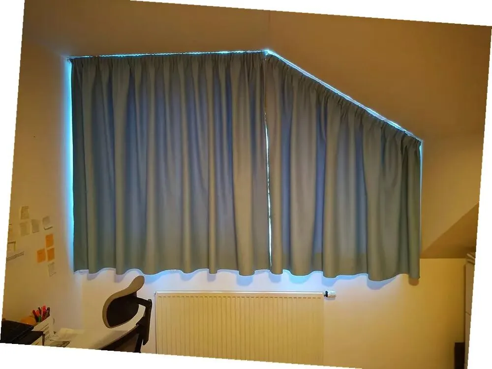 Atypické okno se záclonou a závěsem