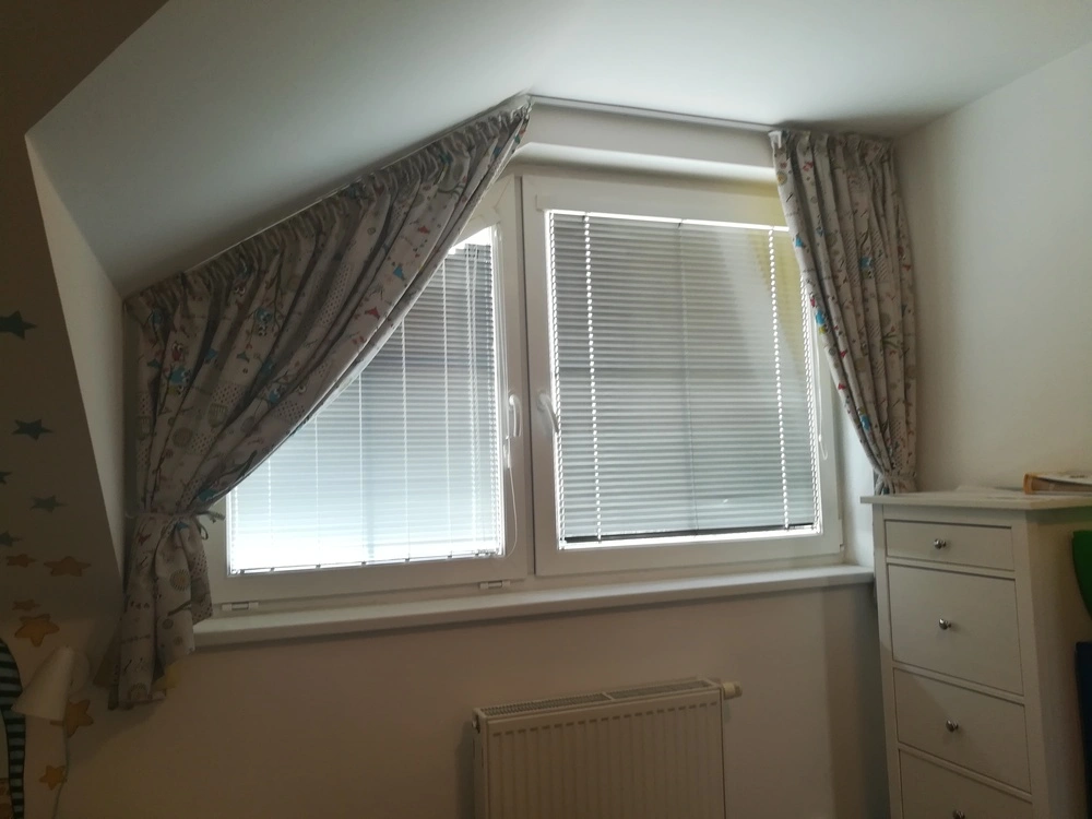 Atypické okno se záclonou a závěsem