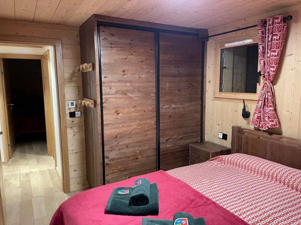 Dekorační látka červená a rub béžová 