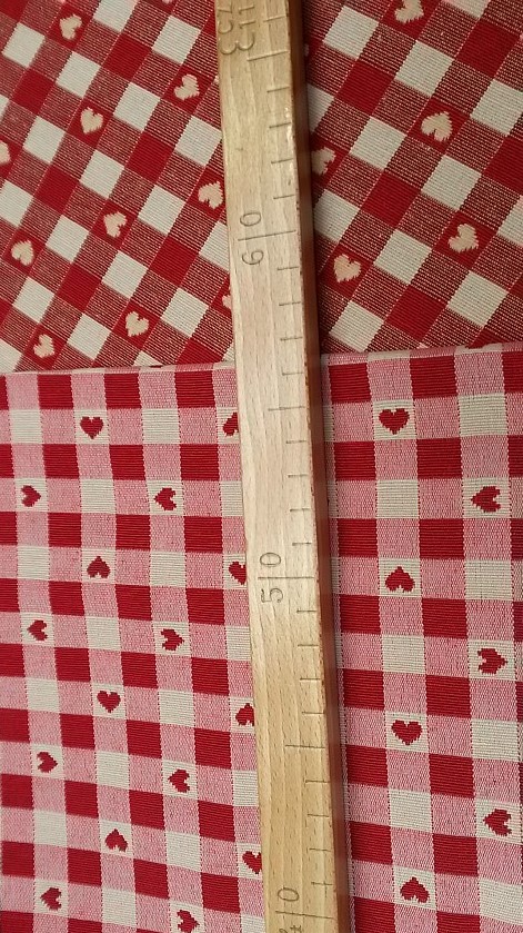 Dekorační látka červená se srdíčky
