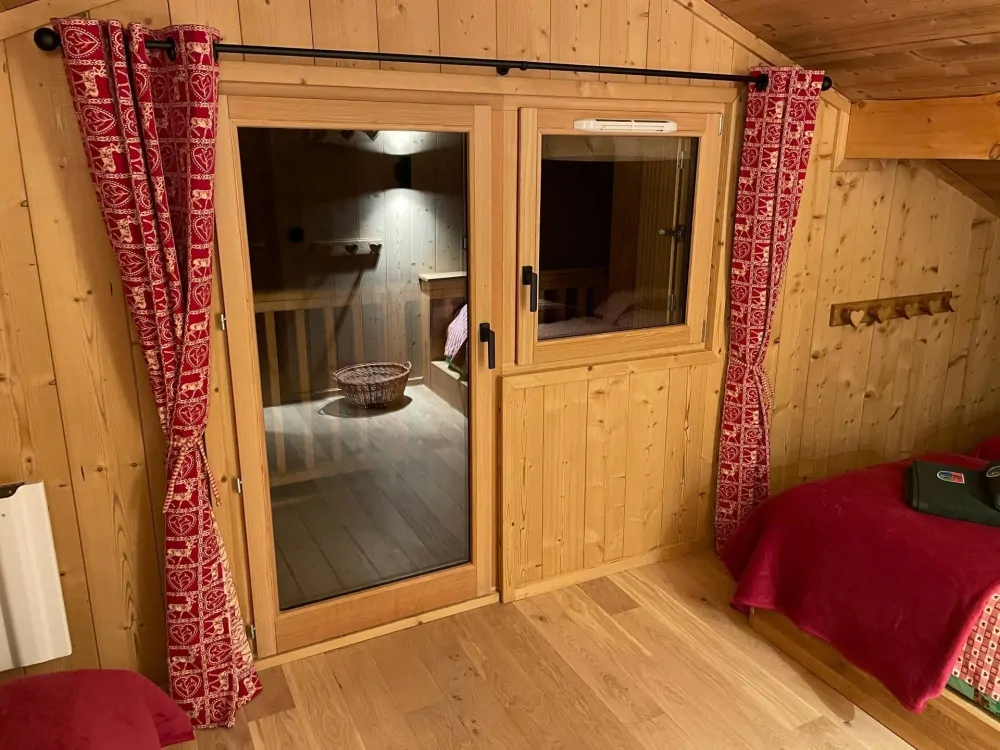 Dekorační látka červená a rub béžová 