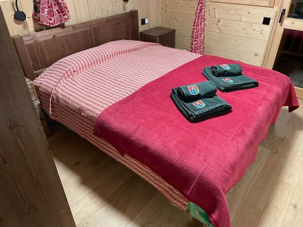 Dekorační látka červená se srdíčky