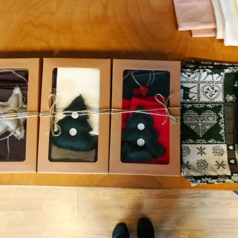 Zbytky látek na šití drobných dekorací